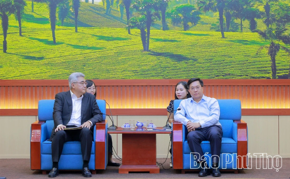 Chairman of the Phu Tho Provincial People’s Committee Tran Duy Dong receives SK Group delegation