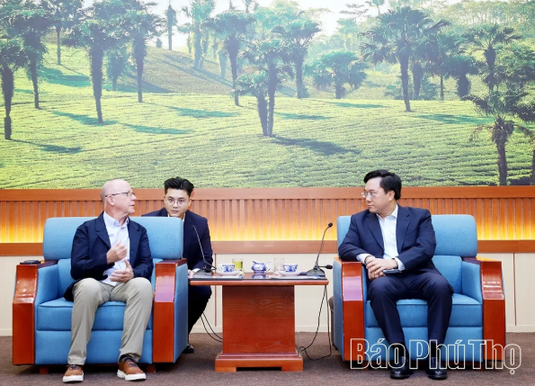 Chairman of the Provincial People’s Committee Tran Duy Dong receives and works with the Executive Office of Compal Global