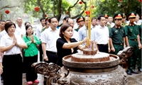 Dâng hương, hoa tưởng niệm Chủ tịch Hồ Chí Minh nhân kỷ niệm 64 năm Ngày Bác Hồ về thăm Đền Hùng