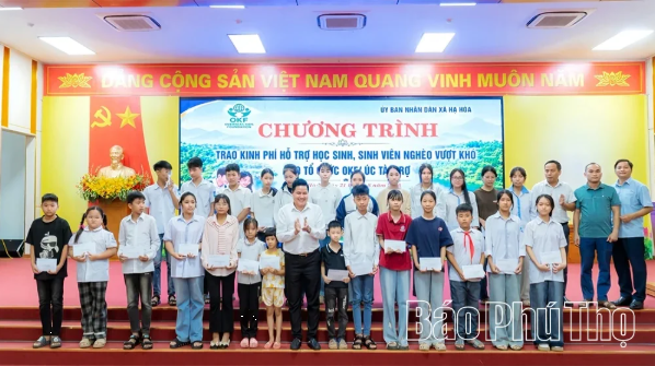 OKF (Australia) provides more than 250 Million VND in support to disadvantaged students in Ha Hoa commune