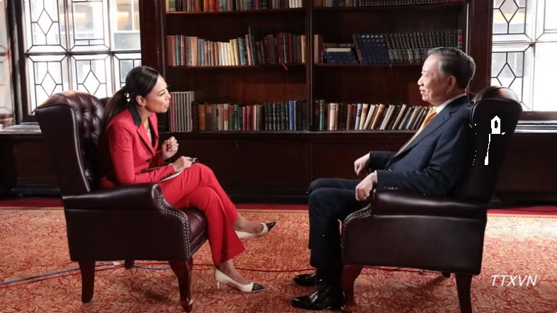 Top leader outlines Viet Nam's foreign policy priorities, growth ambitions in Bloomberg TV interview