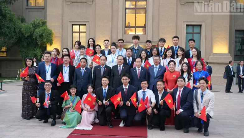 Vietnamese community in China urged to stay united, contribute to homeland