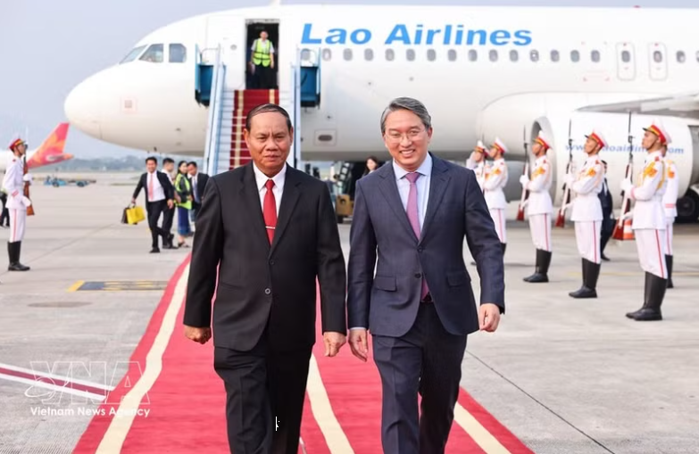 Lao Party leader arrives in Ha Noi, beginning official visit to Viet Nam
